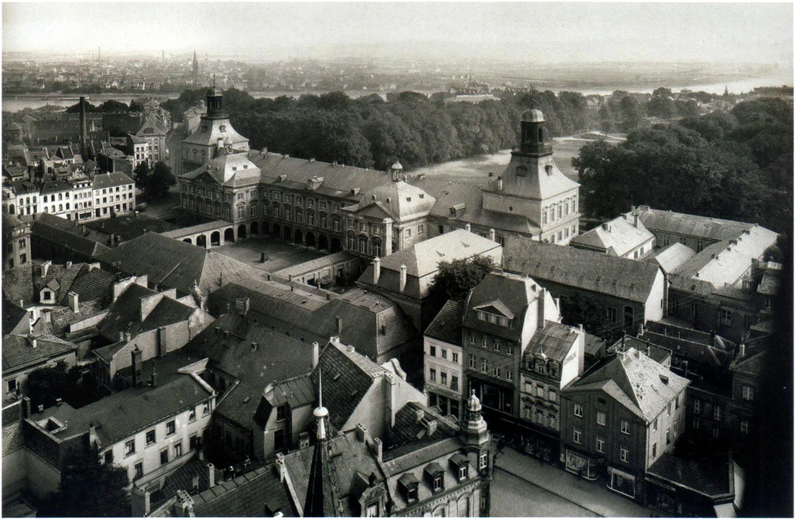 Kurfürstliches Schloss in Bonn (Hauptgebäude der Universität), Ansicht von Westen, 1920