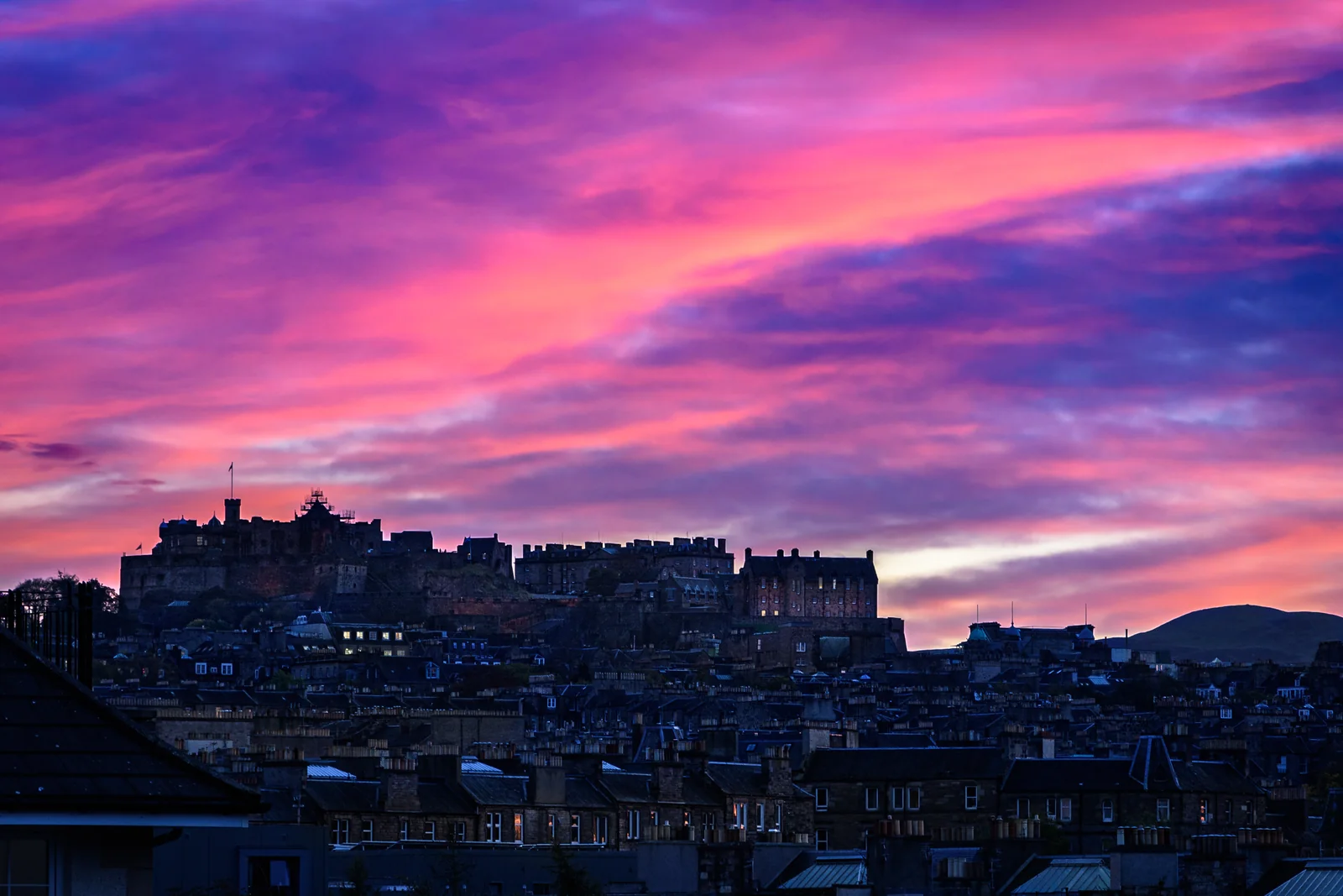 Edinburgh Castle bei Sonnenuntergang.