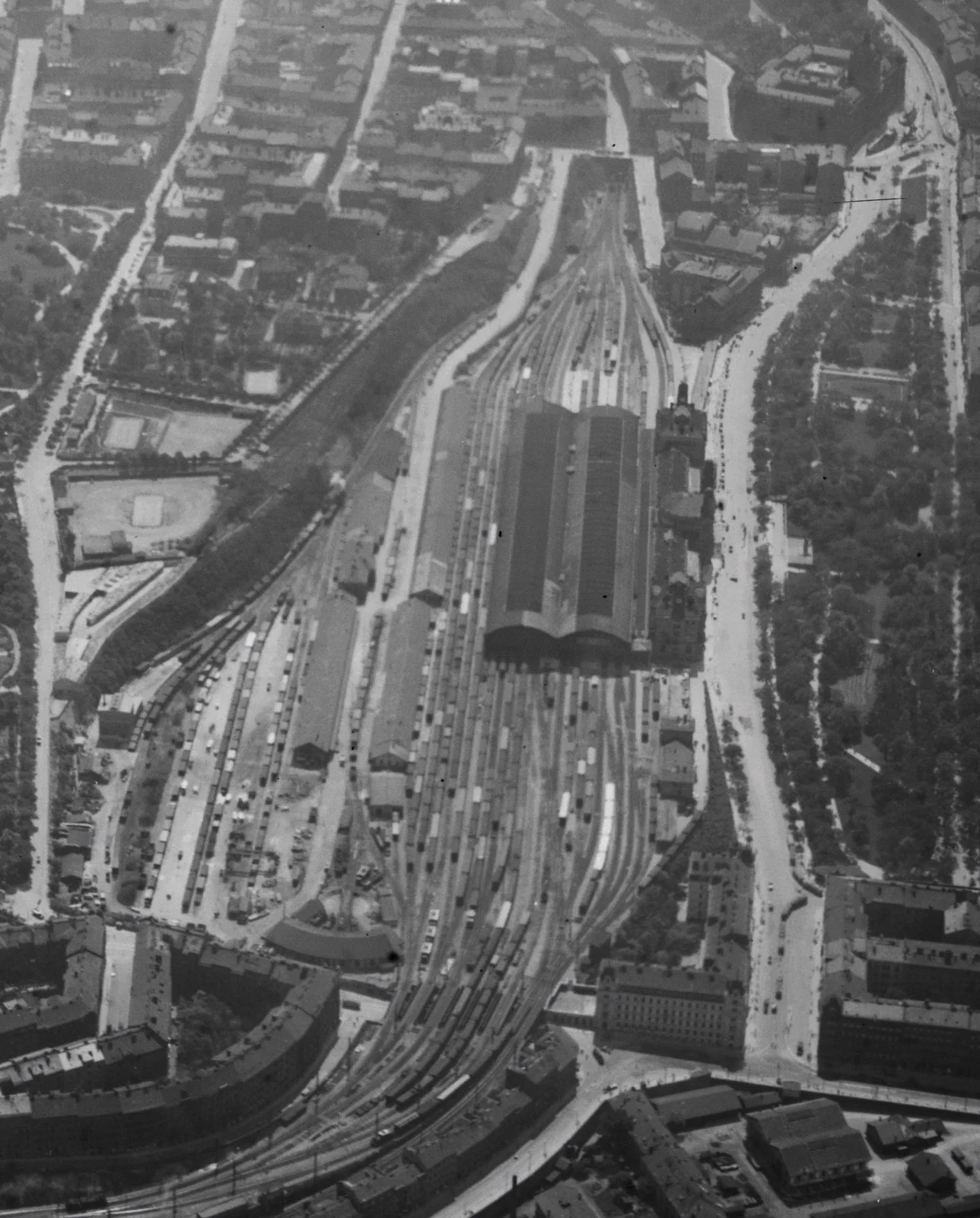 Luftaufnahme des Prager Hauptbahnhofs (Wilsonovo nádraží) und der Stadtviertel Vinohrady, Žižkov und Neustadt, 1931